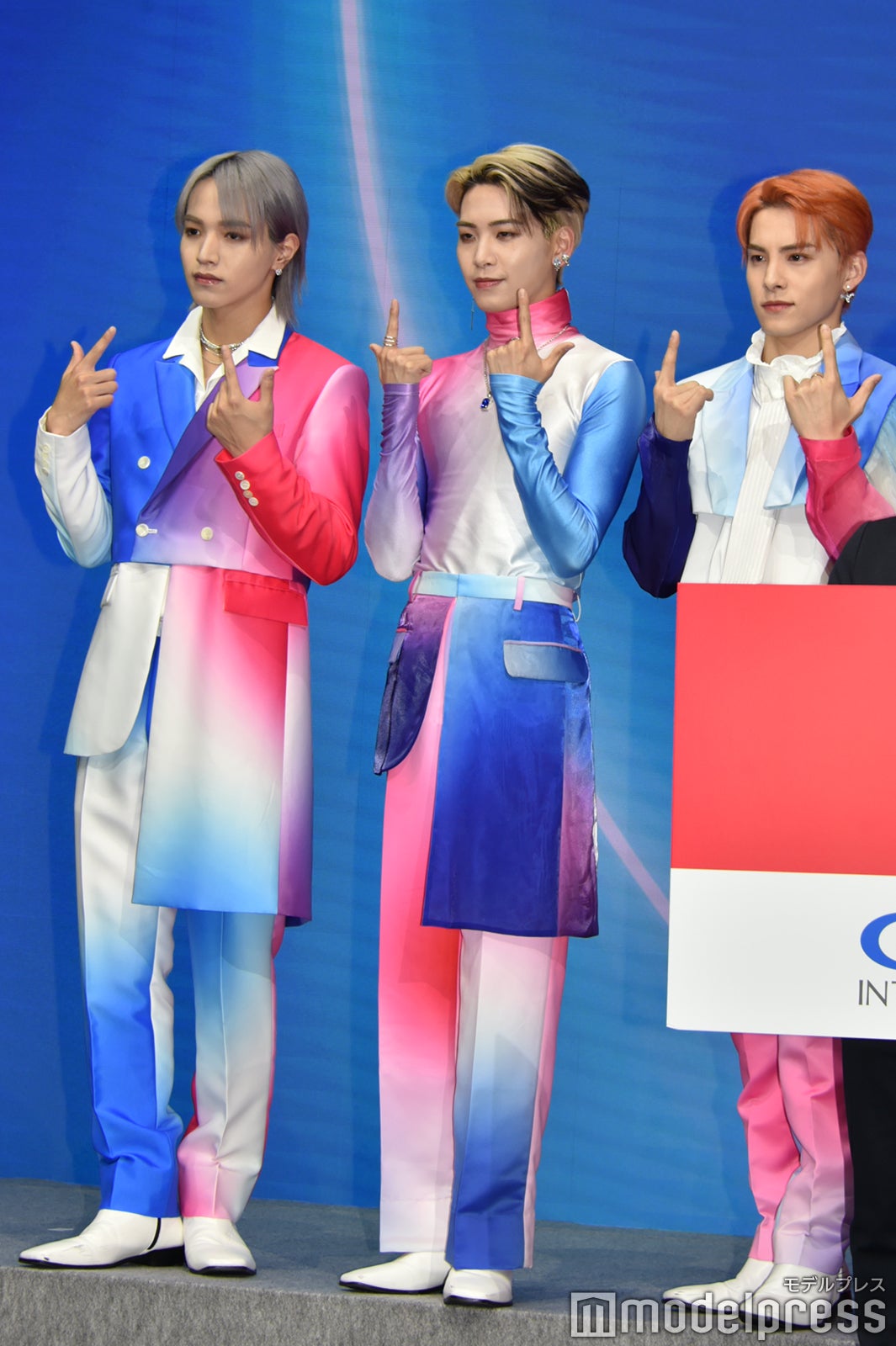 鮮やか衣装を着こなす大平祥生、川尻蓮、川西拓実（C）モデルプレス