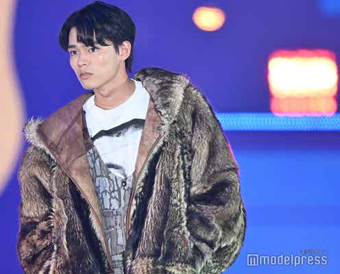 日向亘「ガルアワ」初登場 柄物オーバーオール着こなす【GirlsAward 2024AW】