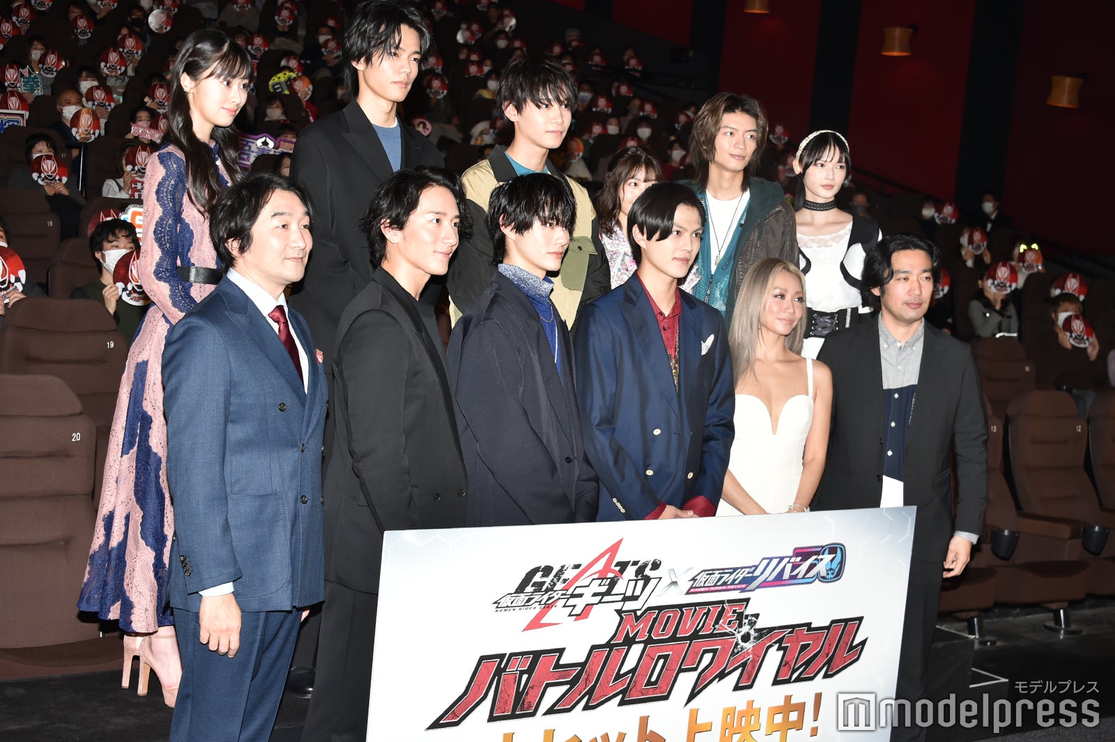 「仮面ライダー」2作品、簡秀吉・前田拳太郎ら出演者豪華集結 観客への“クリスマスプレゼント”も＜仮面ライダーギーツ×リバイス MOVIE  バトルロワイヤル＞ - モデルプレス