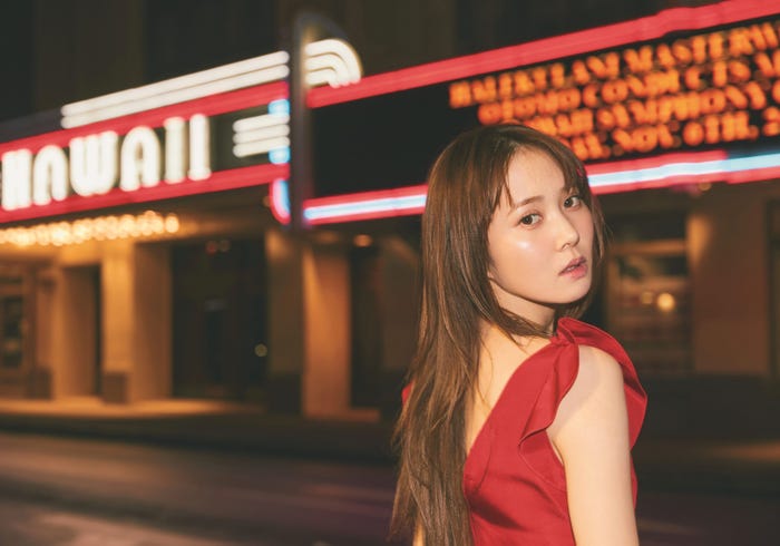 加藤史帆/紀伊国屋版裏表紙(撮影/三瓶康友)