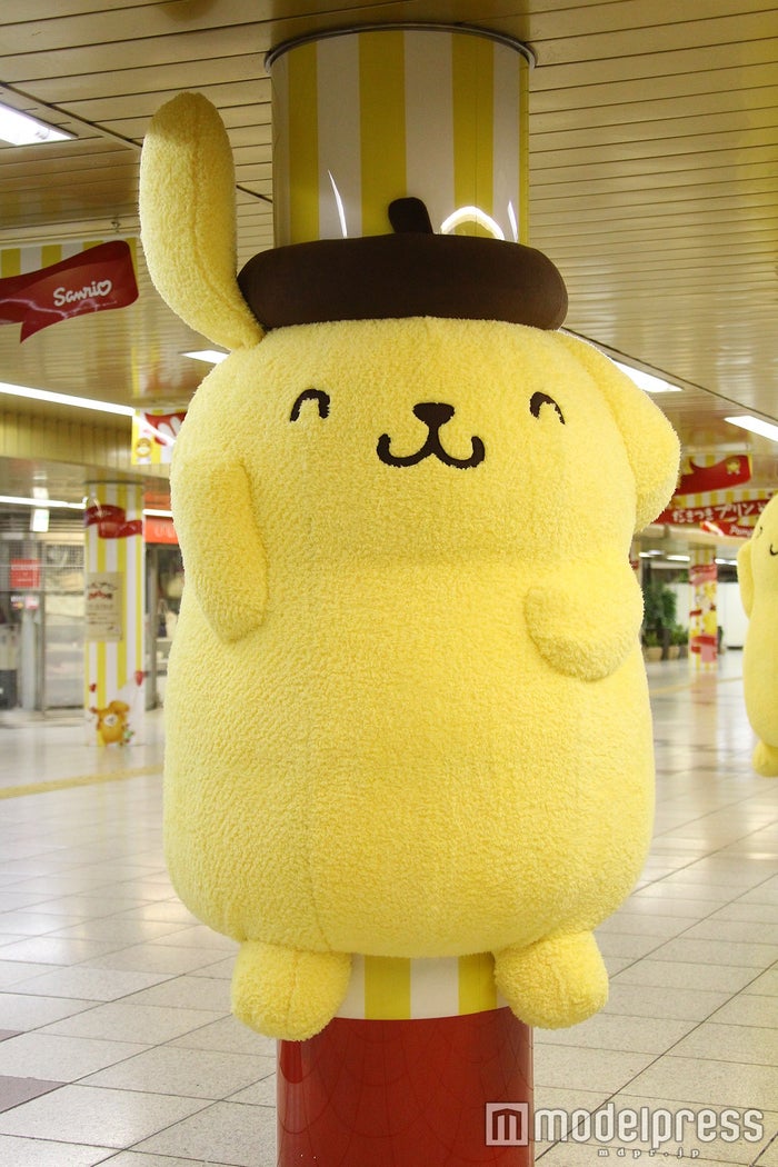 ポムポムプリン 新宿駅を大量ジャック中 ふわもこ プリンに抱きつきたい 女子旅プレス
