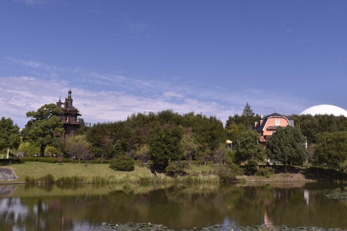 愛・地球博記念公園は入園無料なので、エレベーター塔や地球屋を見ることはでき、チケットが取れなくてもジブリパークの雰囲気にふれることができる。（C） Studio Ghibli