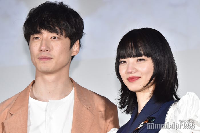 坂口健太郎、小松菜奈(C)モデルプレス