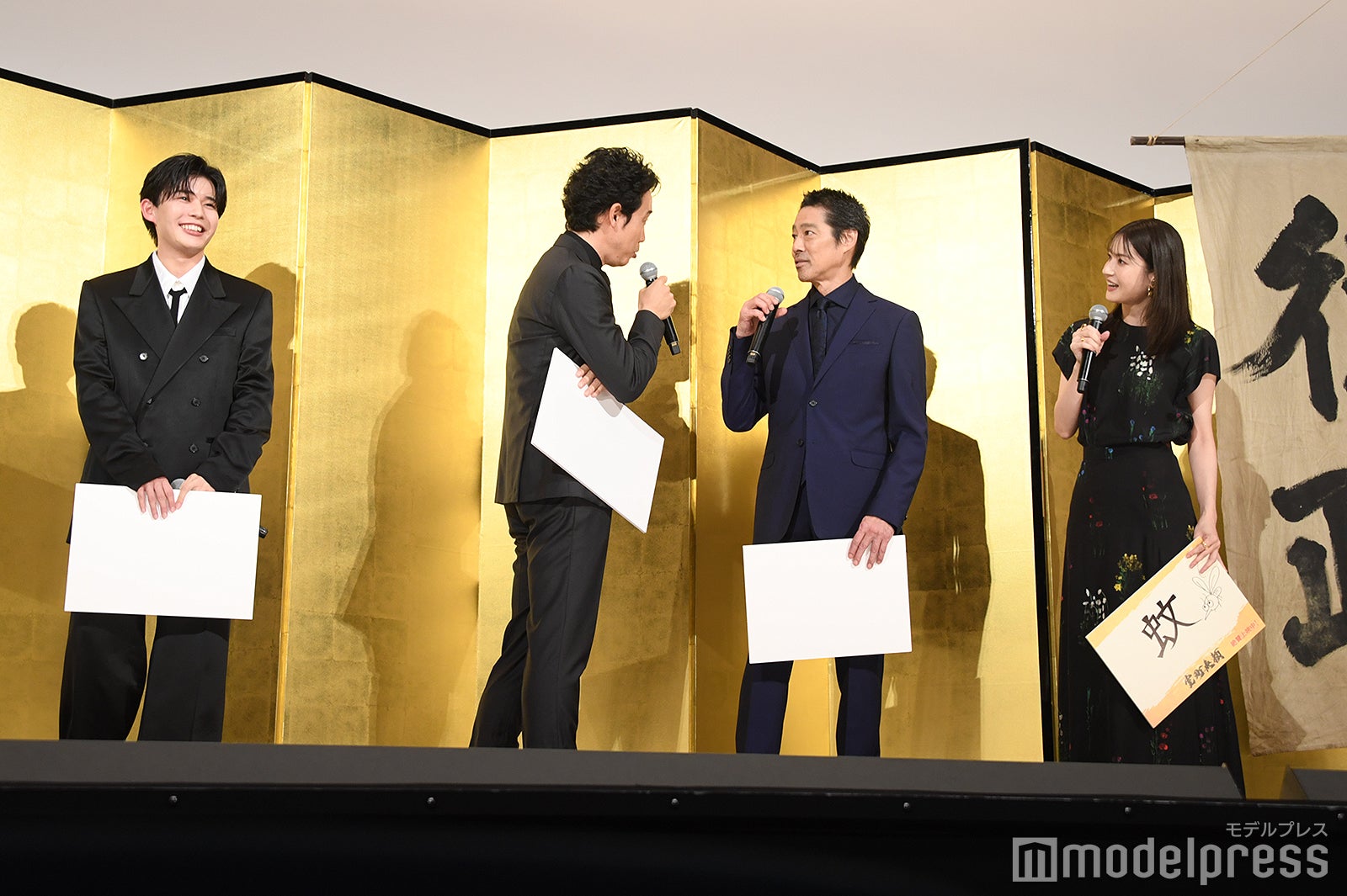 楽屋トークが止まらない大泉洋と堤真一をもう止められない長尾謙杜と松本若菜（C）モデルプレス