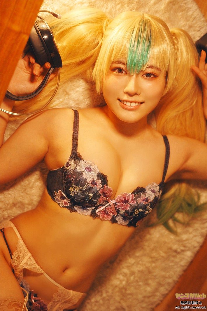 元OLグラドル東雲うみ、下着ファッションショー披露 漫画「キミイロ×ライバー」キャラに変身