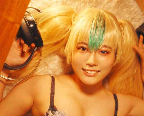 元OLグラドル東雲うみ、下着ファッションショー披露 漫画「キミイロ×ライバー」キャラに変身