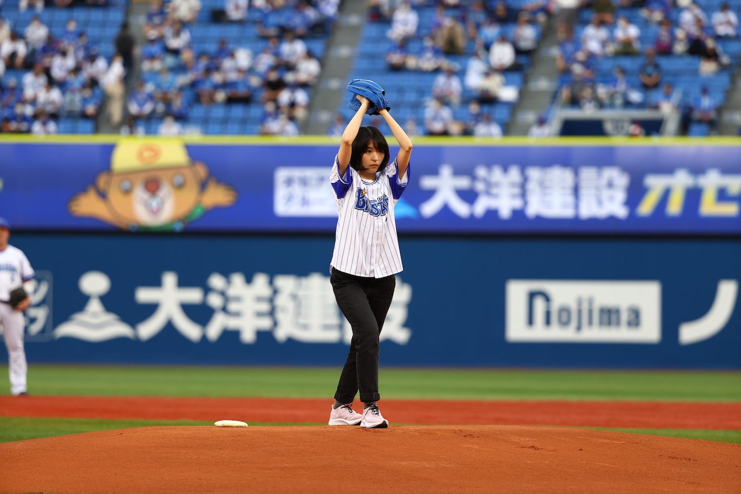 注目の女優・鳴海唯、始球式で天然ぶり発揮「頭が真っ白になりました」 - モデルプレス