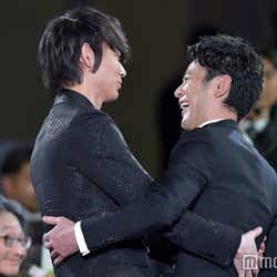 モデルプレス - 妻夫木聡、最優秀助演男優賞で“恋人”綾野剛ガッツポーズ&歓喜のハグに会場沸く<第40回日本アカデミー賞>