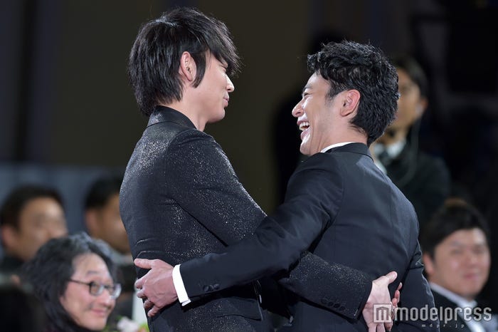 喜びを分かち合う綾野剛&妻夫木聡 (C)モデルプレス