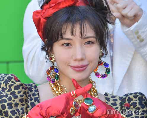 仲里依紗、ヒョウ柄ドレスから美背中輝く 阿部サダヲらと“80年代風ファッション”で登場<不適切にもほどがある!>