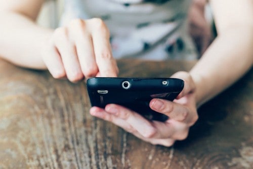 メールを送る女性