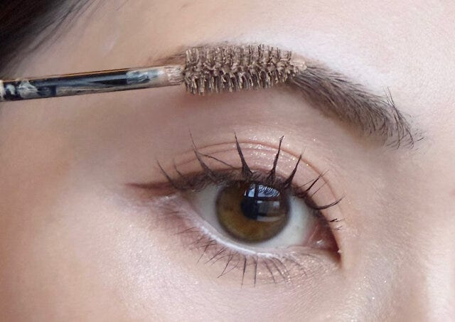 眉マスカラで毛流れを整える