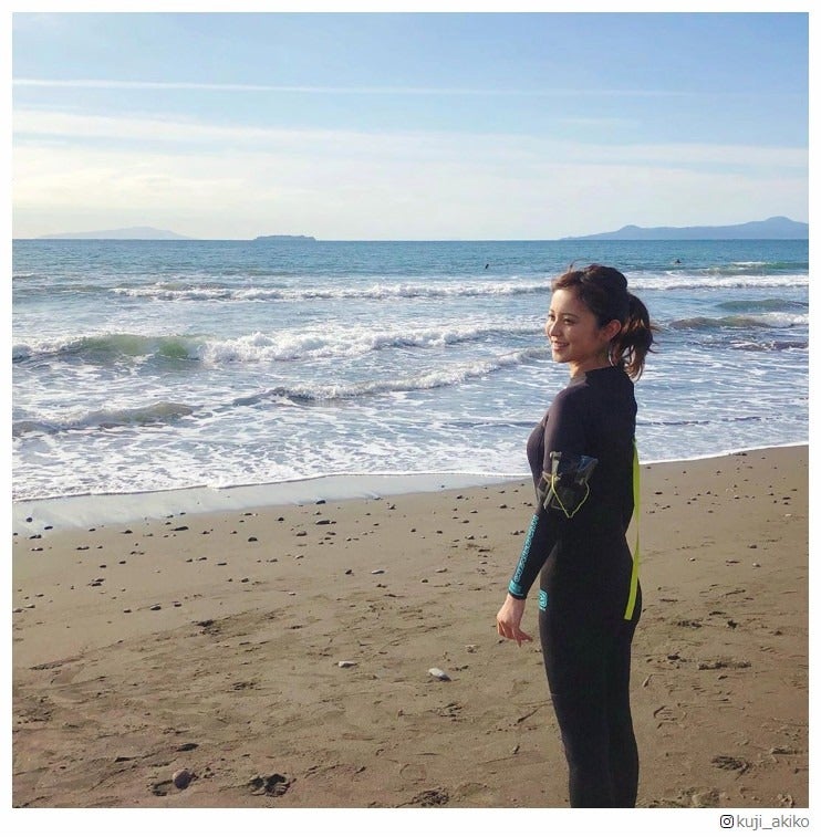 久慈暁子アナ、初サーフィン挑戦 ウェットスーツ姿に反響
