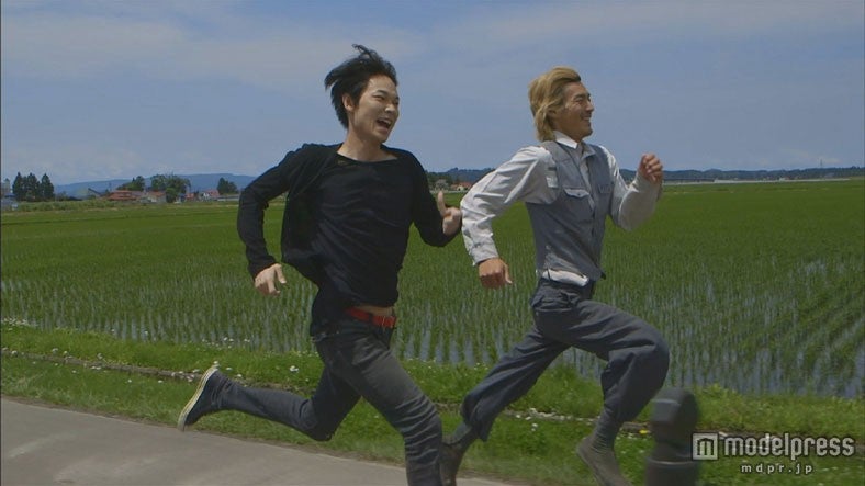画像2/3) “裸にしたい男”綾野剛に初密着 誰も知らない素顔が 画像2/3) “裸にしたい男”綾野剛に初密着 誰も知らない素顔が
