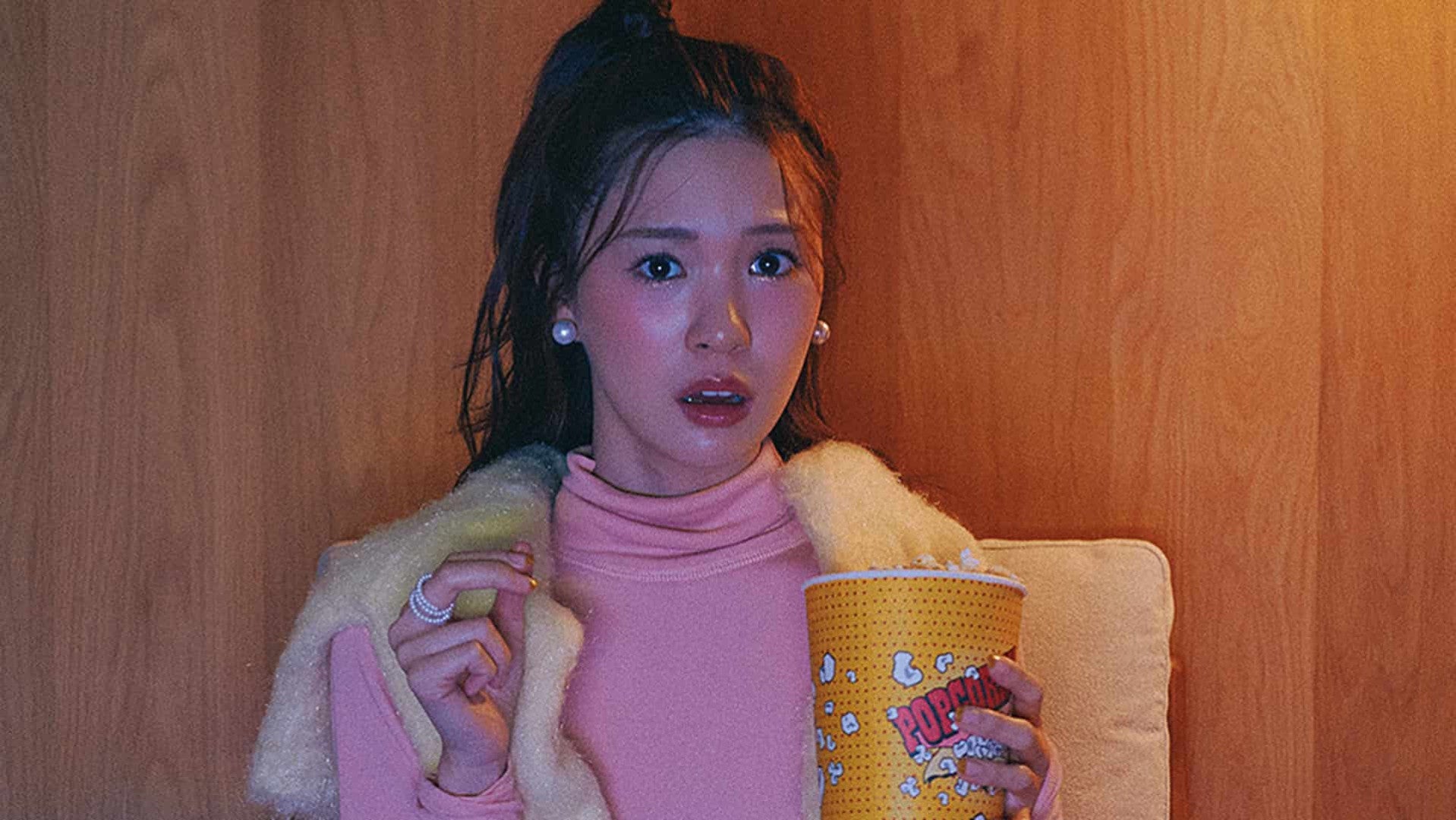 パッと目をひく優れもの♡ 甘さを格上げしてくれる【ピンクタートルカットソー】着回し術