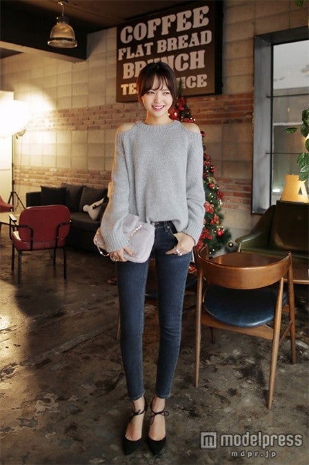 パンツとも相性◎「ショルダーカットアウトモヘアニット 7,171円（税込）」Photo by DHOLIC