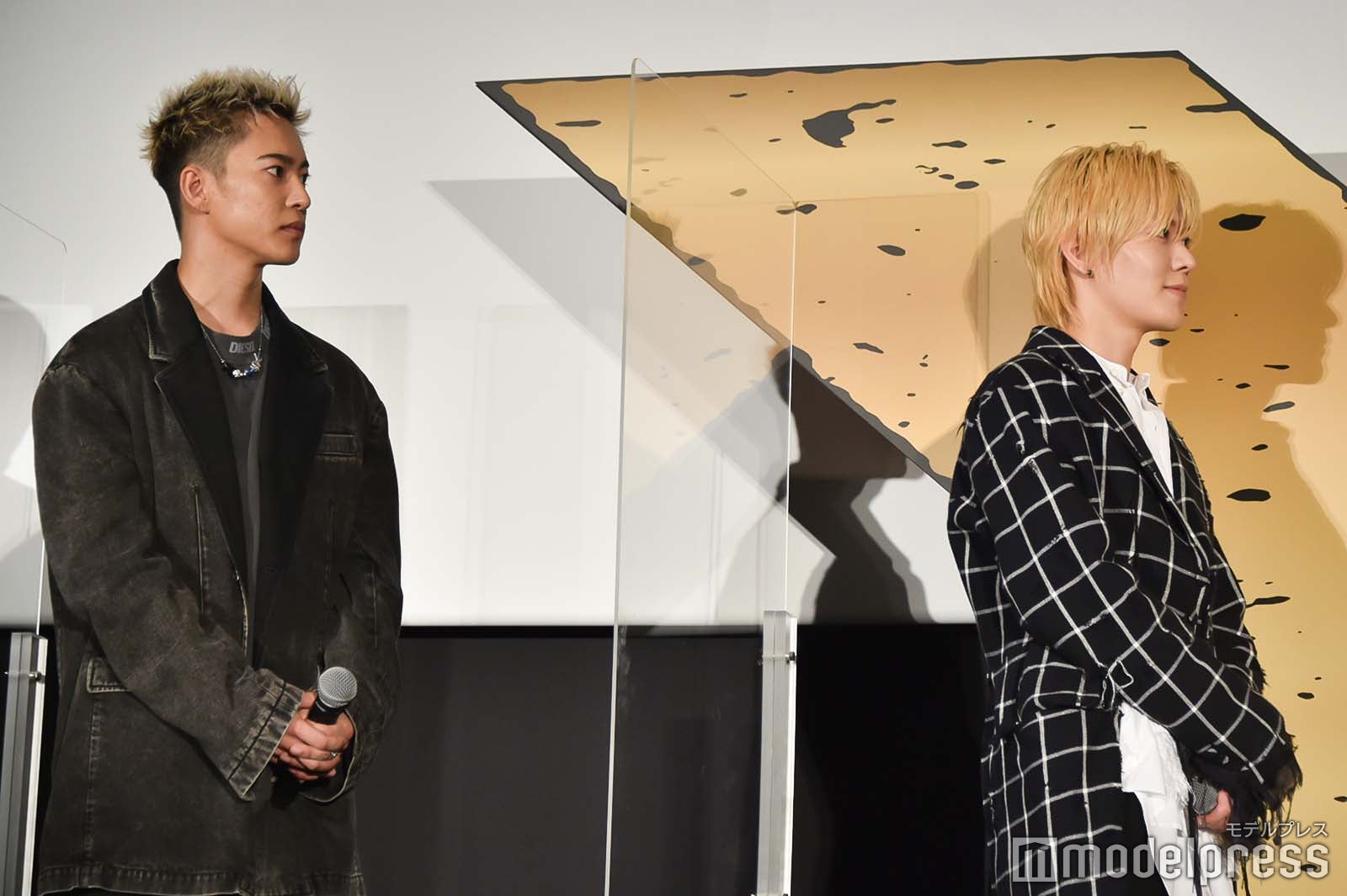 川村壱馬の手紙を真剣に聞く三山凌輝、中本悠太 （C）モデルプレス