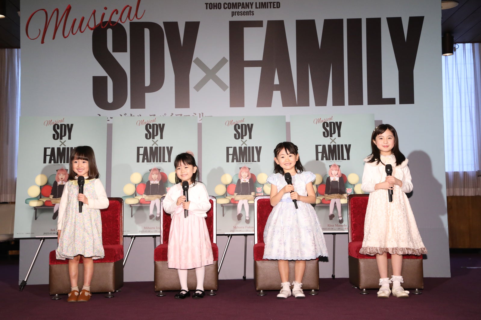 ミュージカル「SPY×FAMILY」アーニャ役決定の瞬間回顧　原作コミックス第二巻表紙インスパイアした扮装ビジュアル公開