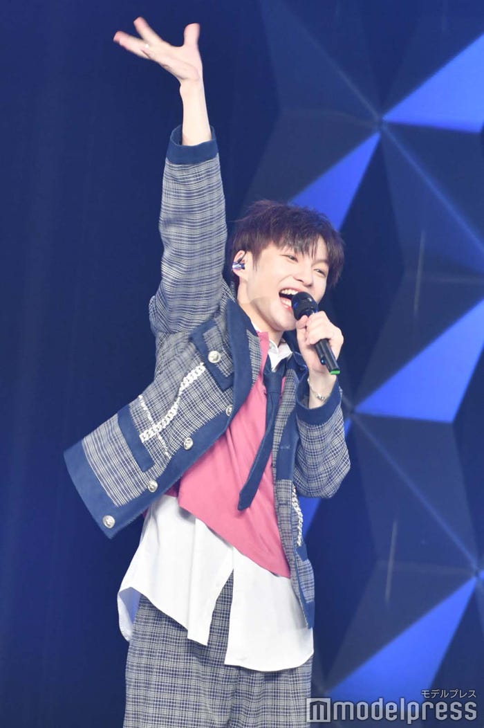 テンション高めで自己紹介するタクト(C)モデルプレス