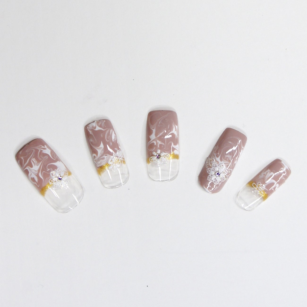 ネイルシールで上品に／画像提供：上羽絵惣株式会社