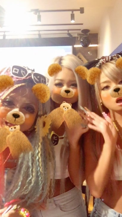 宮脇詩音の新曲「#どこでもシェア～girlyparty～」渋谷バージョンより（画像提供：avex）