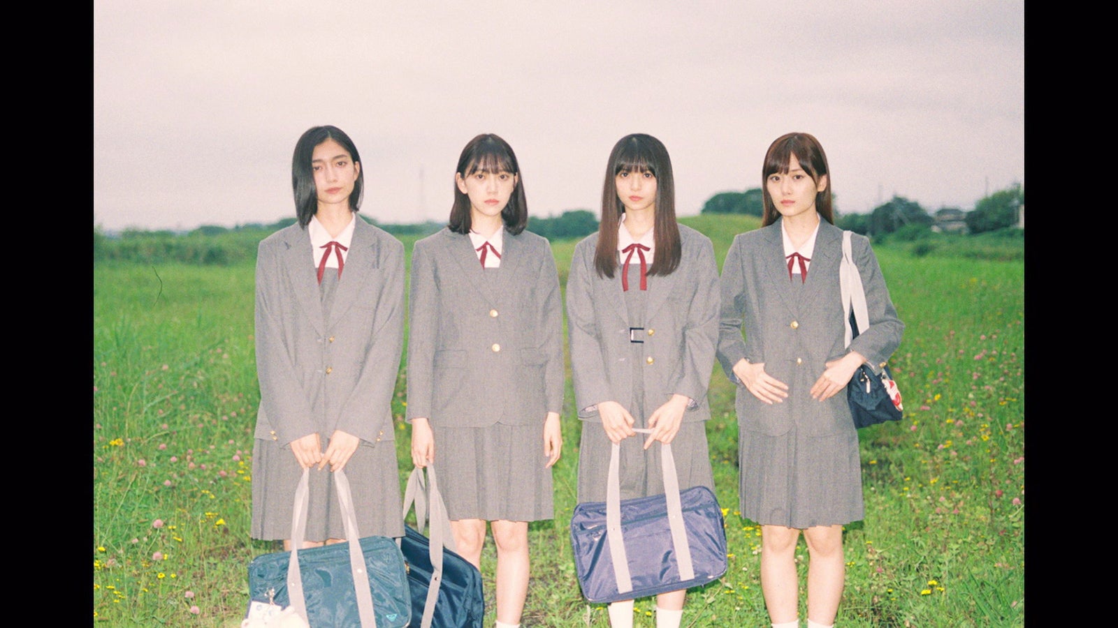 乃木坂46「路面電車の街」MVより（提供写真）