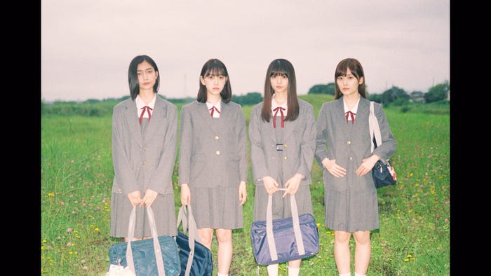 乃木坂46「路面電車の街」MVより(提供写真)