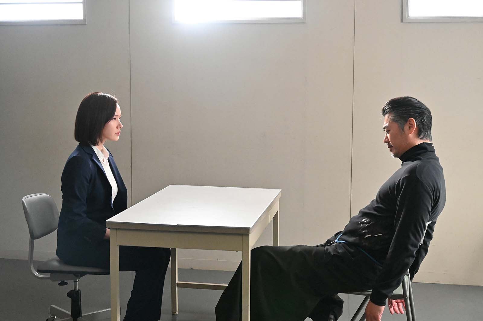 ソニン、平山浩行「新空港占拠」最終話より（C）日本テレビ