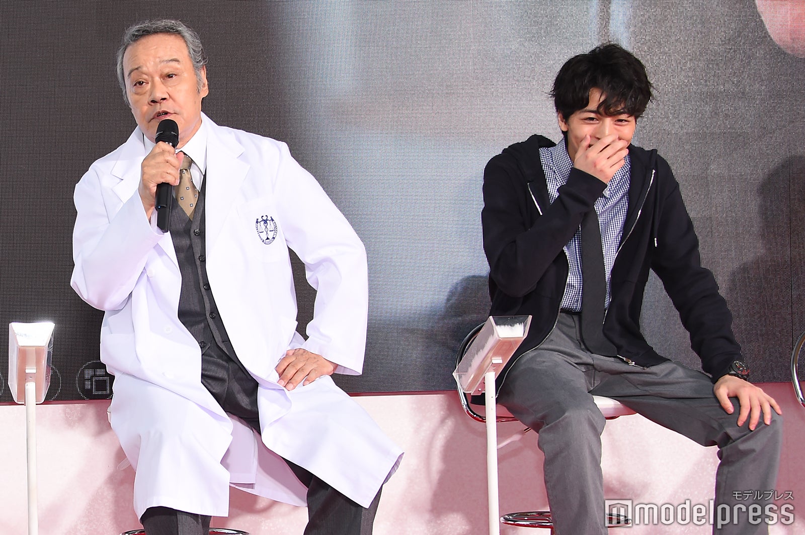 西田敏行の話に思わず吹き出してしまう高杉真宙 （C）モデルプレス