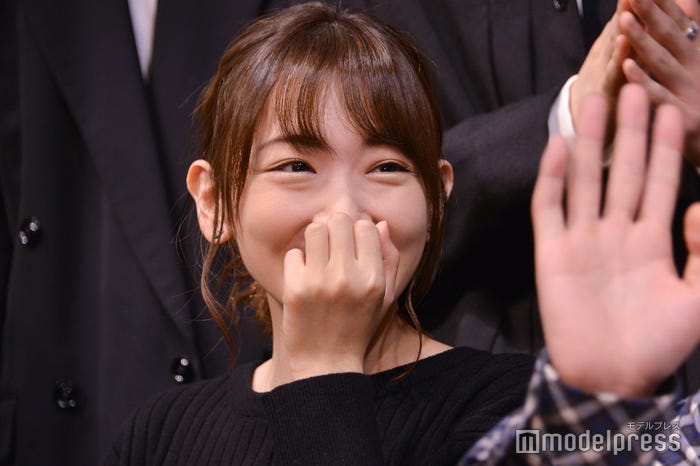 くまモンに投げキスをされて驚く生駒里奈 (C)モデルプレス