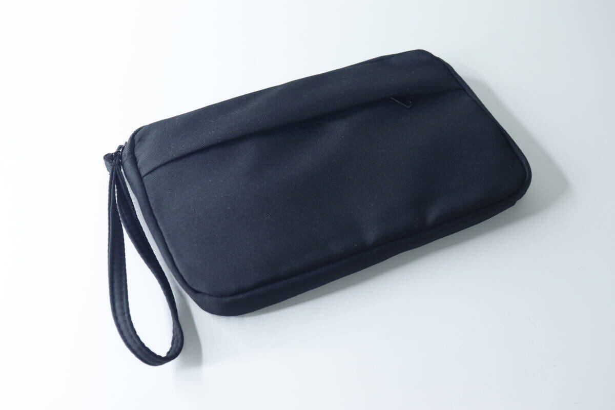 黒いマチ付きポーチを斜め上から見た全体像