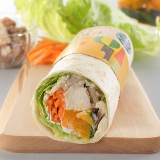 秋野菜とチキン サラダラップ¥506/画像提供:スターバックス コーヒー ジャパン