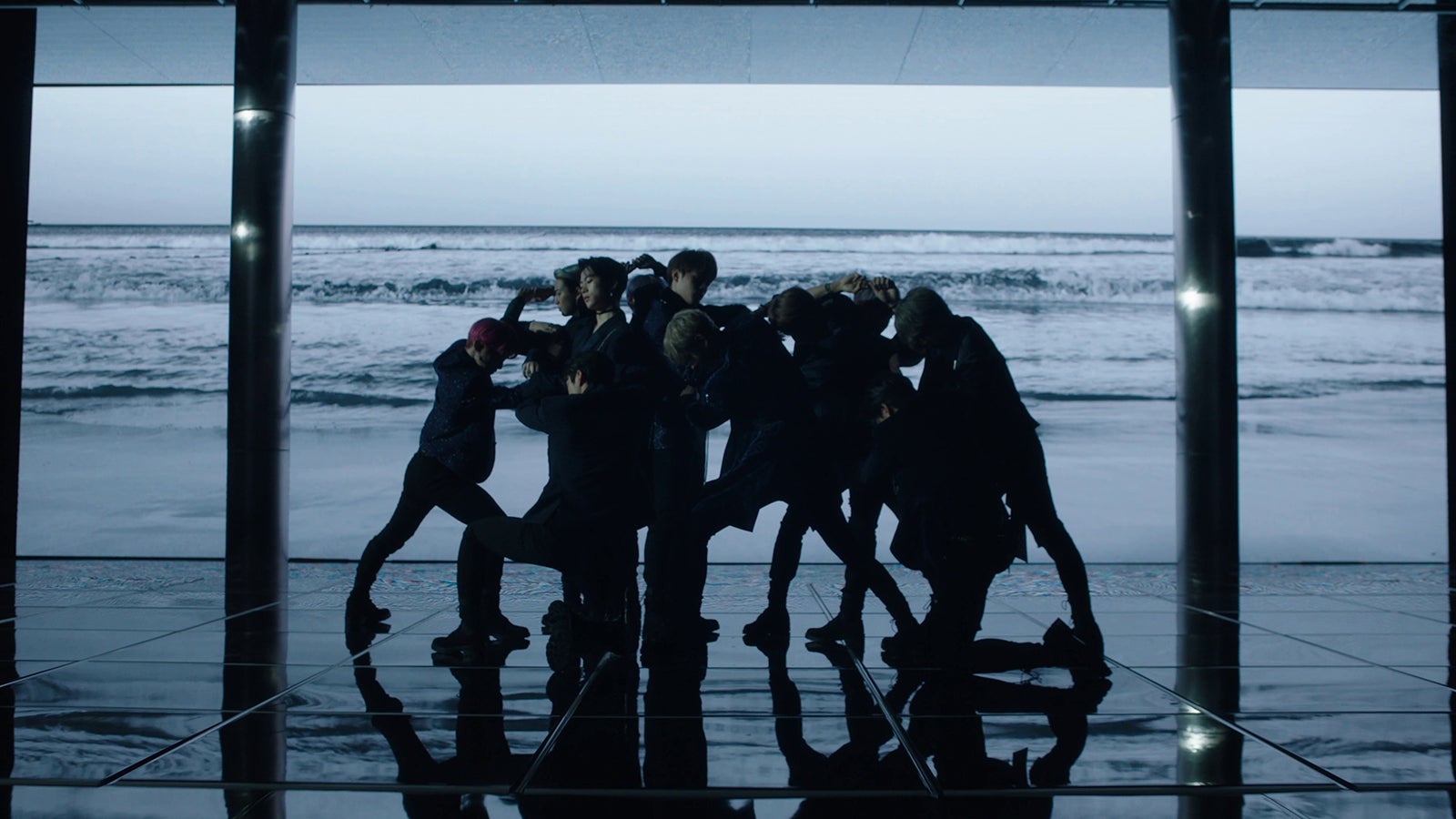 JO1「無限大」フルMV公開 “筋肉キス”など「PRODUCE 101 JAPAN」オマージュが話題