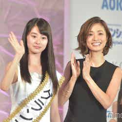 「第15回全日本国民的美少女コンテスト」グランプリは京都府の13歳（左から）井本彩花さん、上戸彩 （C）モデルプレス