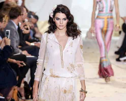 大忙しモデルのケンダル・ジェンナー、移動中にスネ毛剃り