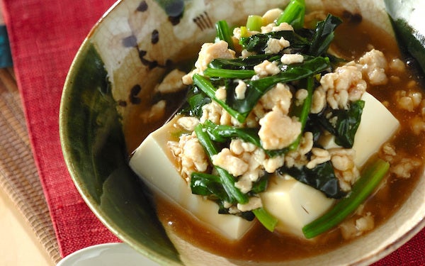 やさしい味で心身ともに温まる、ホウレン草あんかけ豆腐