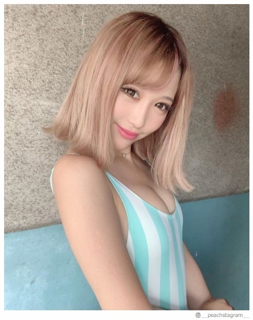伊藤桃々、美バスト際立つ水着ショット公開 “外ハネ”ヘアにも反響