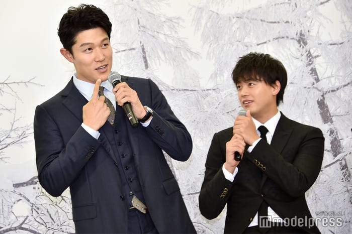 鈴木亮平、竹内涼真と同じ位置にあるほくろをアピール(C)モデルプレス