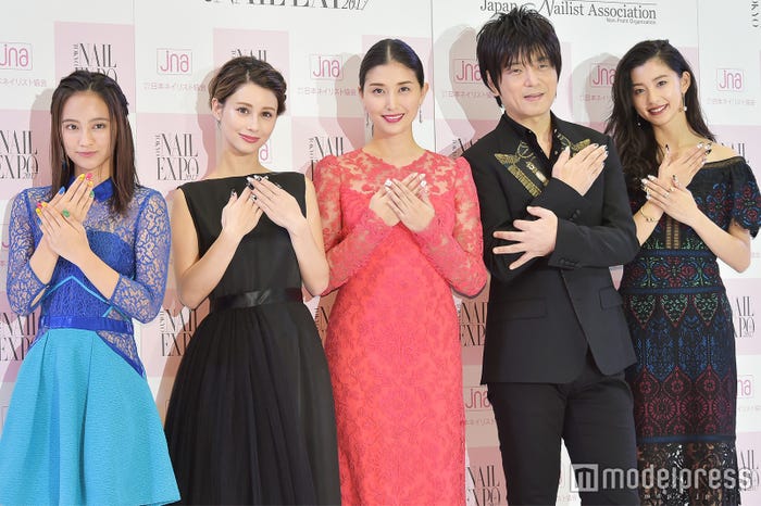 「ネイルクイーン2017」(左から)岡田結実、ダレノガレ明美、橋本マナミ、押尾コータロー、朝比奈彩