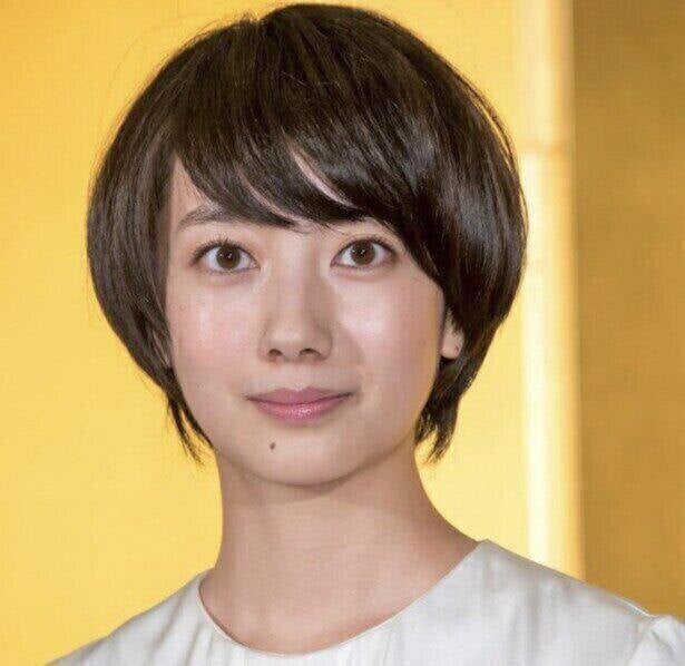 波瑠の 大人かわいい メガネ姿に お花と一緒のやつ かわいすぎる これはもう 芸術の域です と反響 モデルプレス 波瑠の 大人かわいい メガネ姿に お花と一緒のやつ かわいすぎる これはもう 芸術の域です と反響 モデルプレス