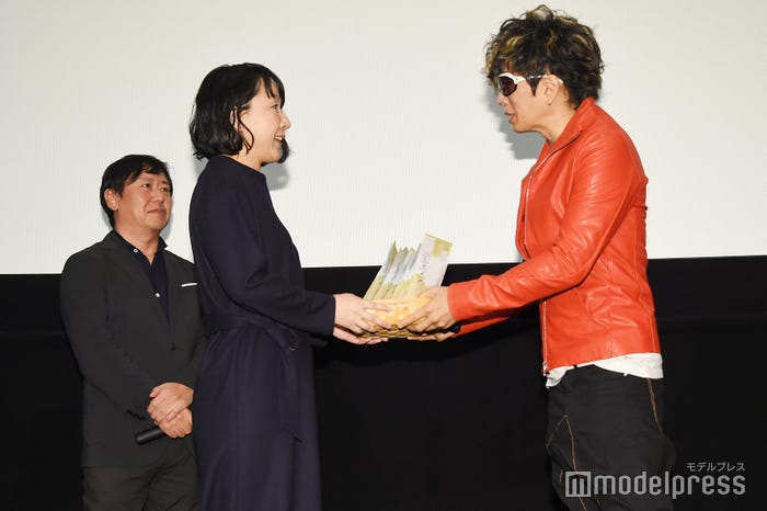 「翔んで埼玉」を16回鑑賞したファンに狭山茶16個を贈呈するGACKT(C)モデルプレス