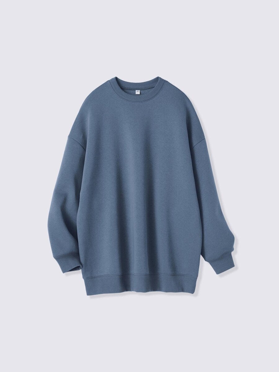ゆったりとしたブルーグレーのオーバーサイズチュニック