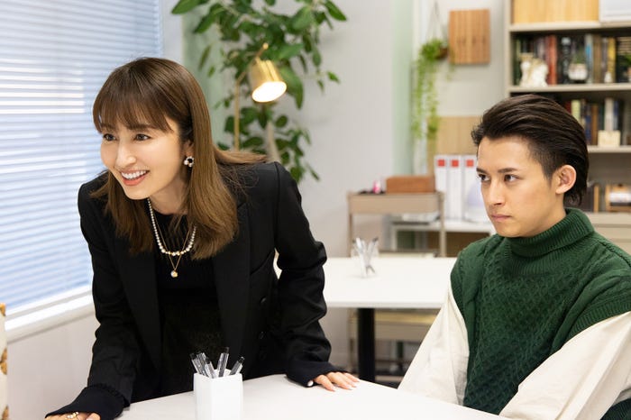 矢田亜希子、阿久津仁愛「ナースが婚活」第6話より(C)「ナースが婚活」製作委員会