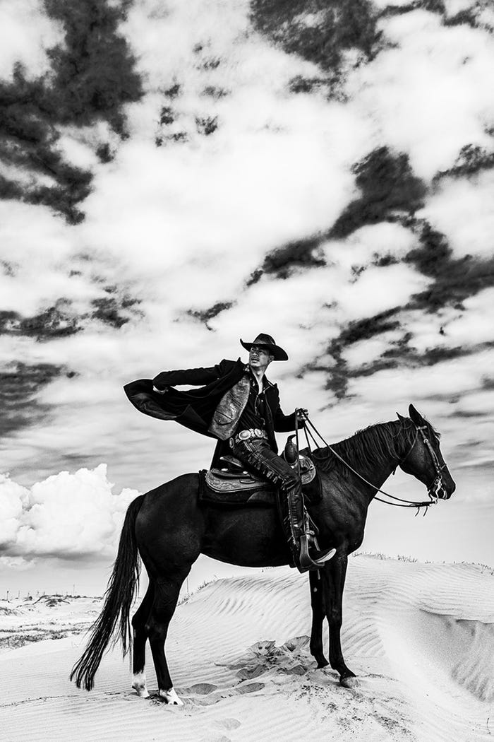 EXILE AKIRA「EXISTENCE 実存」中面カット(画像提供:株式会社blueprint)