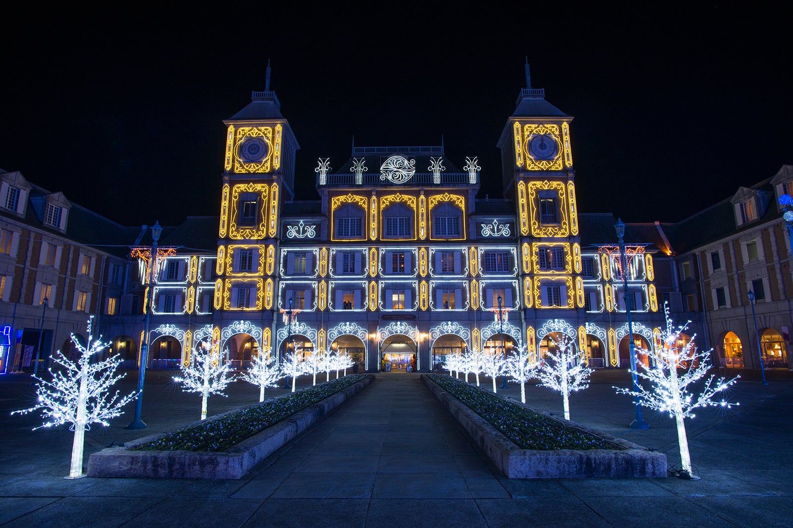 「神戸イルミナージュ」巨大迷路や光の宮殿など遊んで楽しむイルミネーション