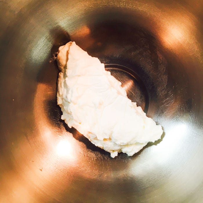 手順1:ヨーグルトを包み入れ、重しを上に置き水切りします/画像提供:柏原歩