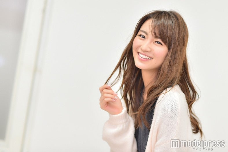 岡崎紗絵「プロ意識が高まった」“転機”の1年を振り返る　私服アレンジにも挑戦＜連載vol.2＞