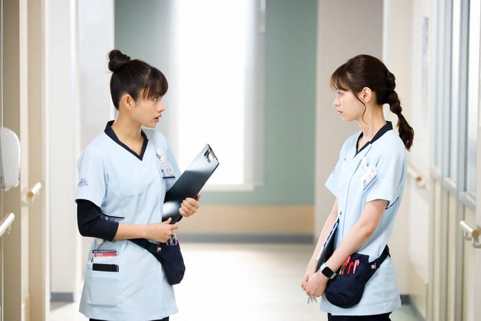 石原さとみ、西野七瀬/「アンサング・シンデレラ 病院薬剤師の処方箋」第5話より(C)フジテレビ