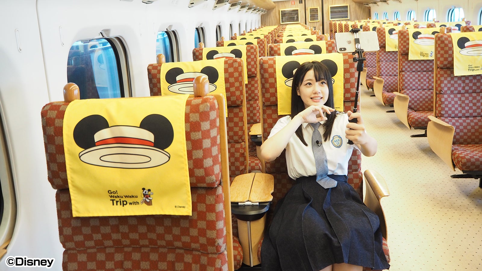 「JR 九州 Waku Waku Trip 新幹線」に乗車する瀧野由美子（C）Disney