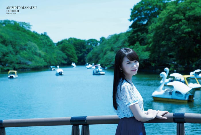 秋元真夏/「BRODY10月号」より(提供写真)